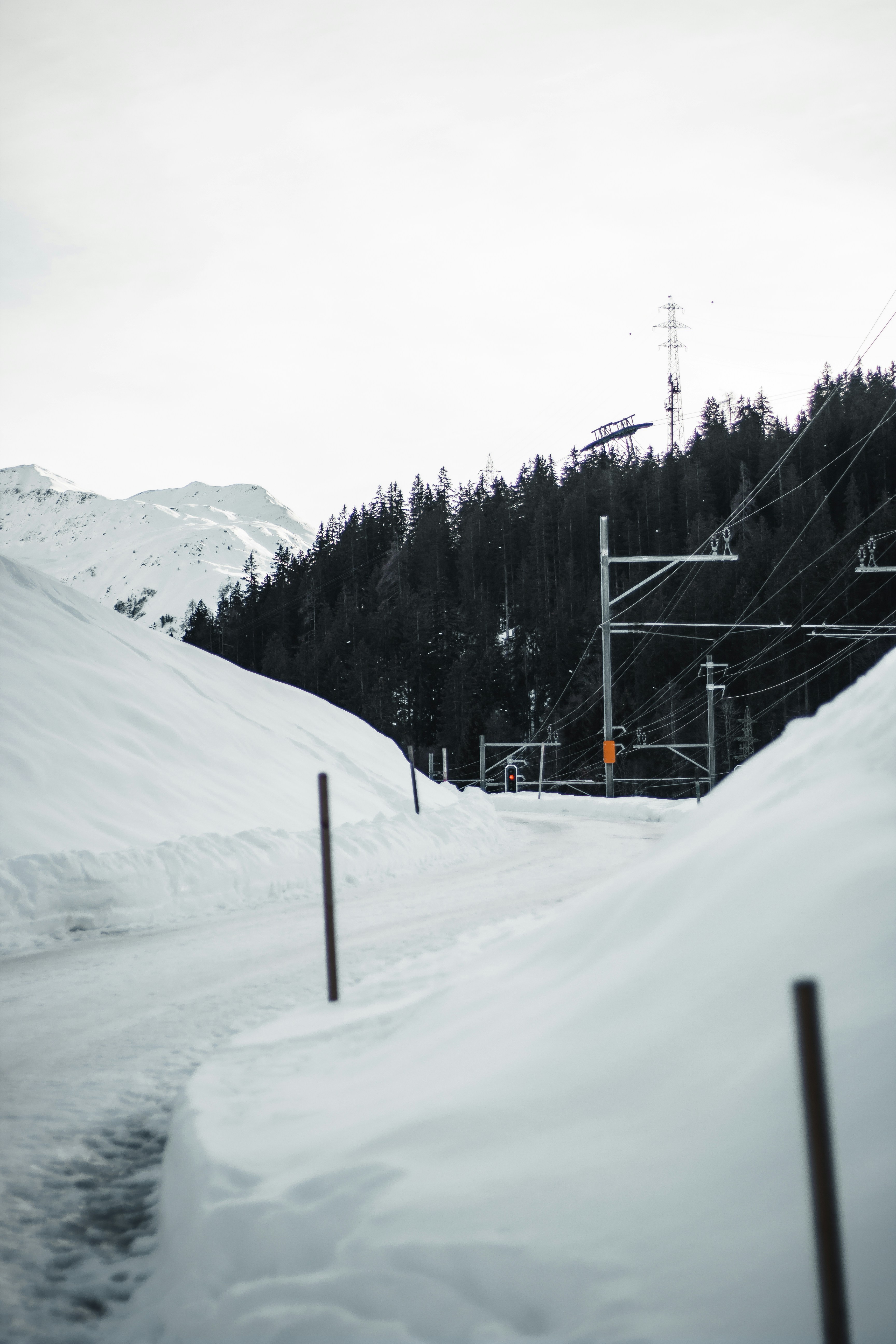 eine verschneite Skipiste mit einem Skilift im Hintergrund