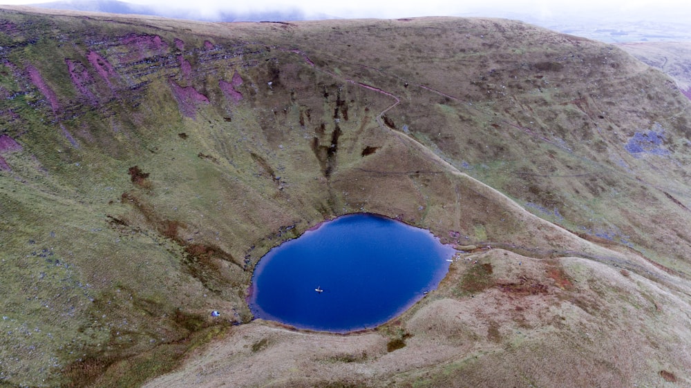 una montaña con un lago en medio de ella