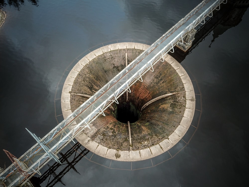 uma vista aérea de uma estrutura de concreto na água