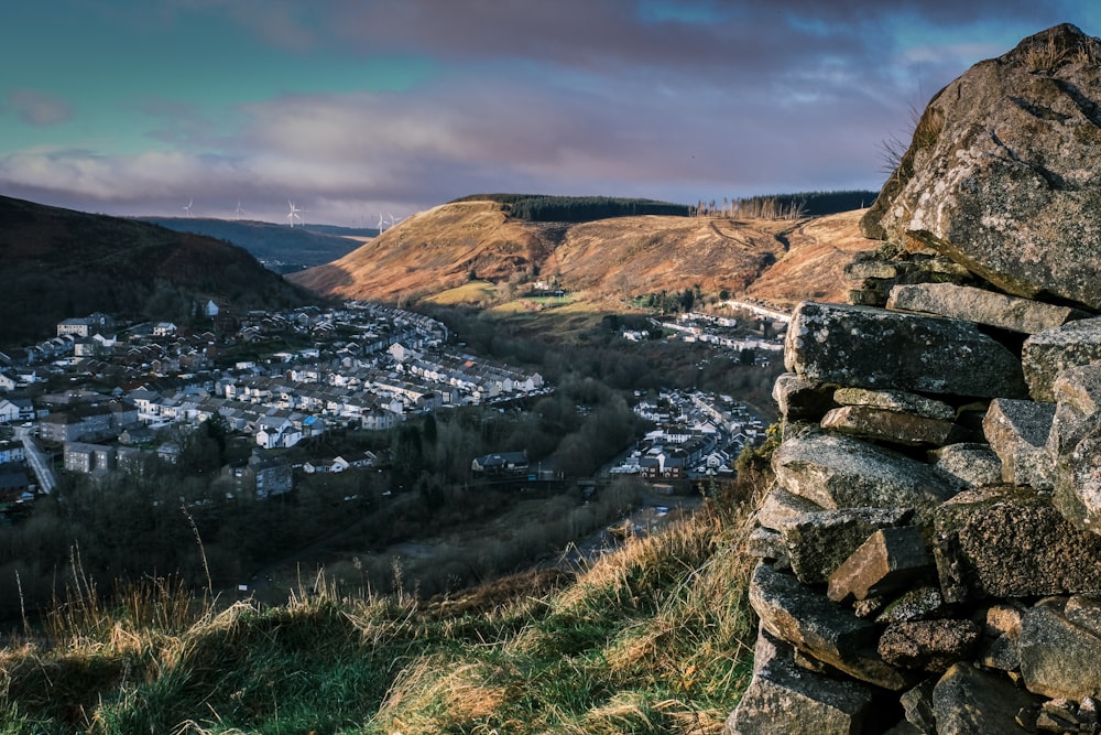 Une vue d’une ville depuis le sommet d’une colline