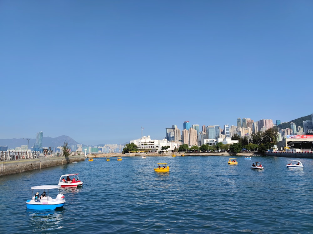 um corpo de água com barcos flutuando sobre ele