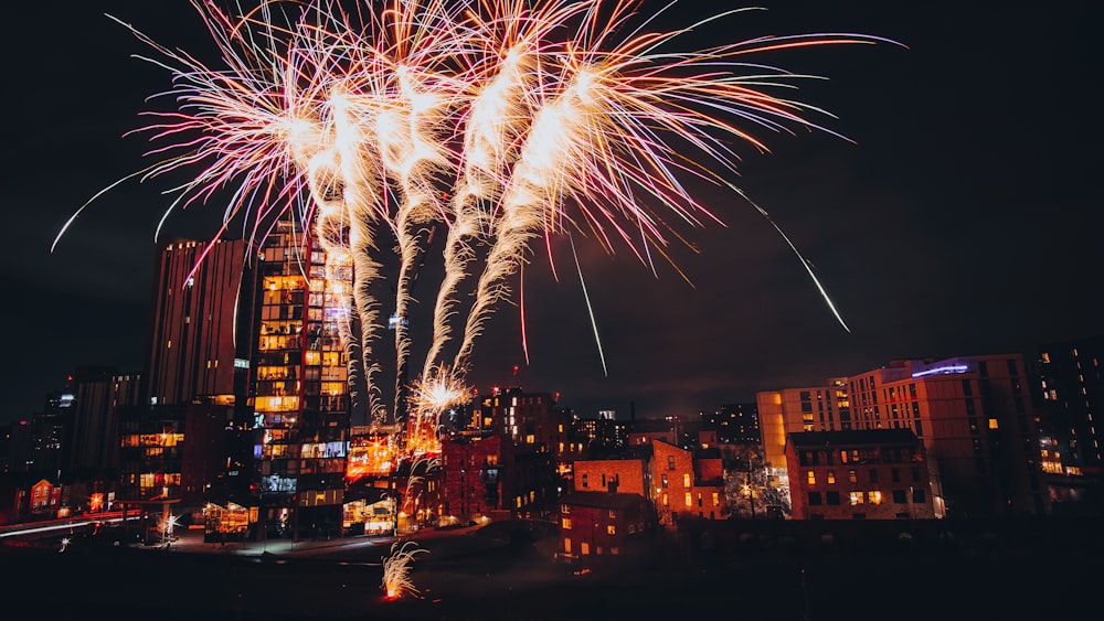 Feuerwerk wird am Nachthimmel über einer Stadt entzündet