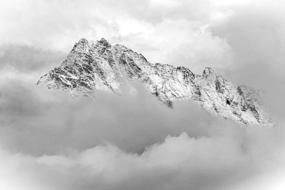 雪に覆われた山の白黒写真