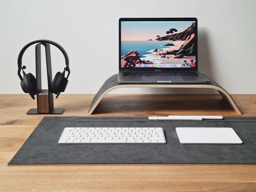 Poste de travail avec ordinateur portable sur support, clavier et souris