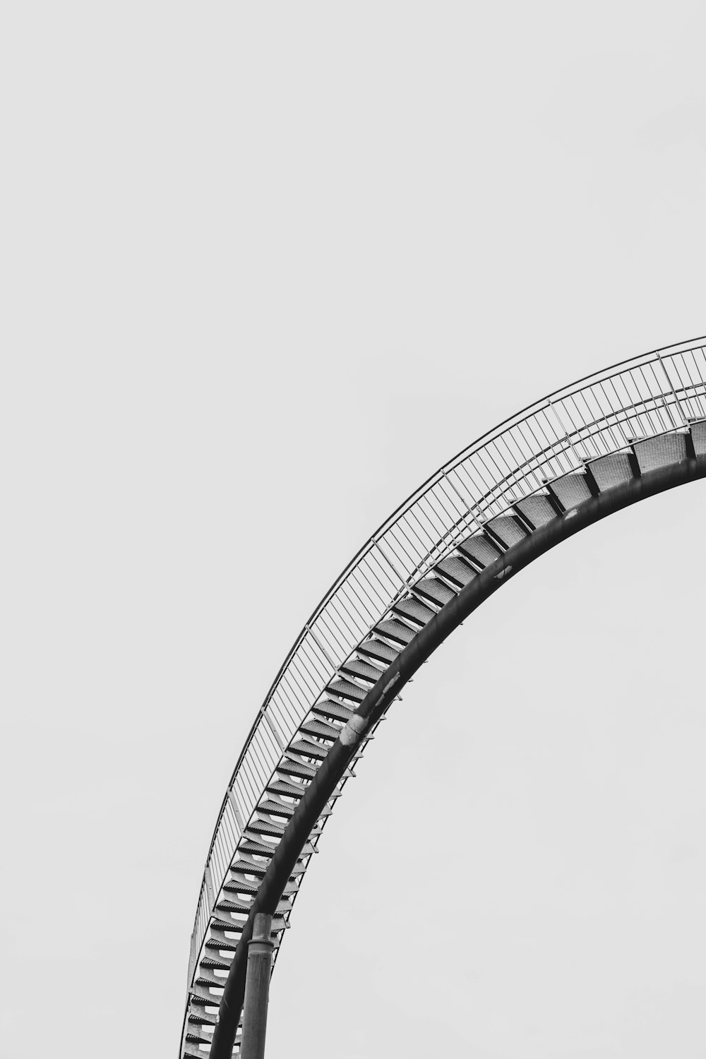 Ein Schwarz-Weiß-Foto einer Achterbahn