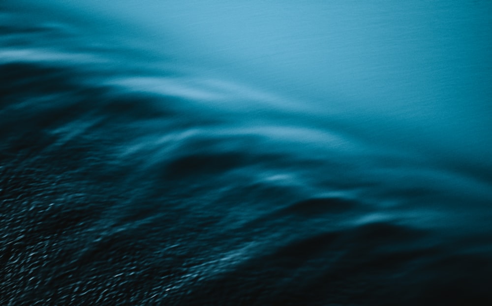 uma foto em preto e branco de uma onda no oceano