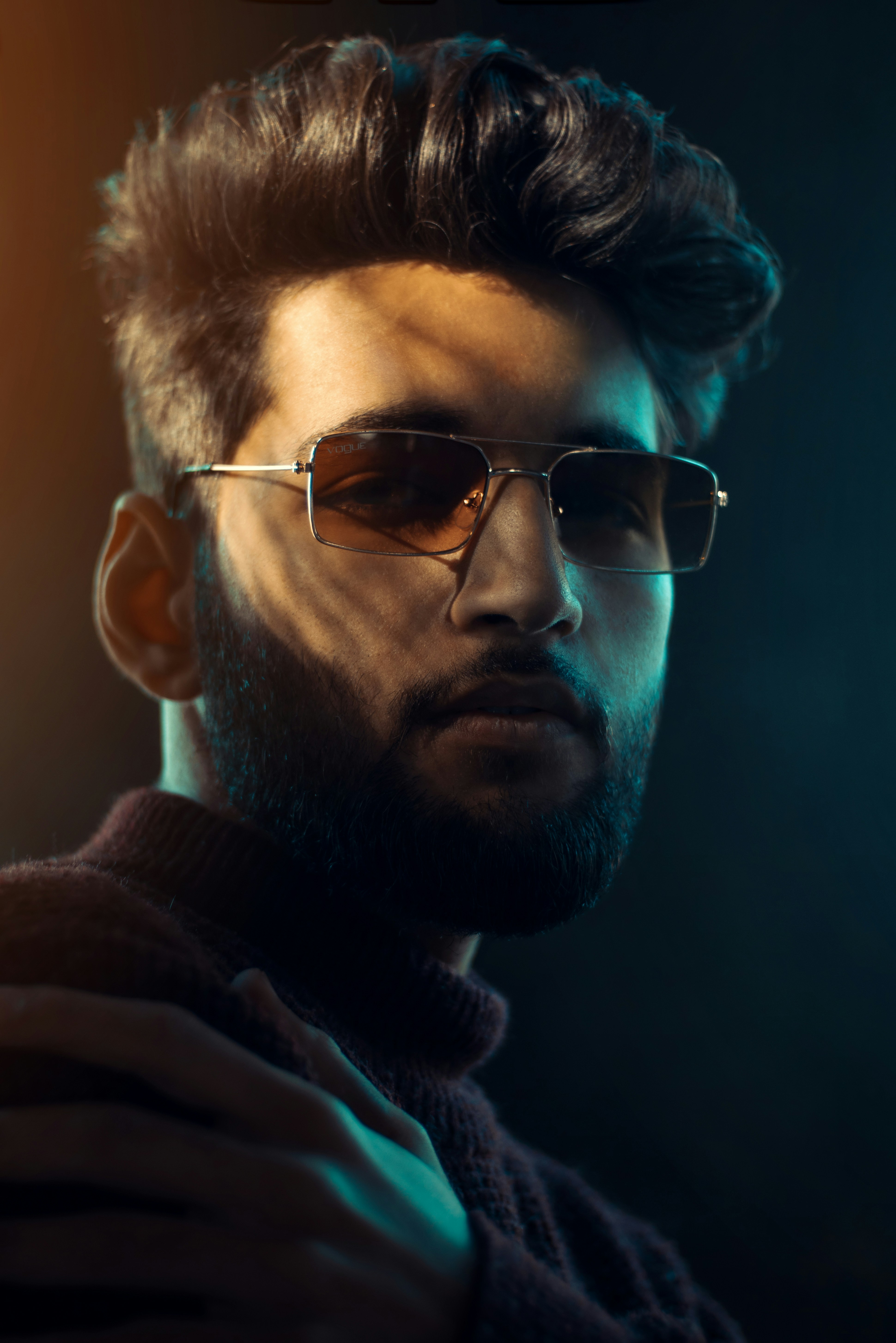 um homem com barba e óculos