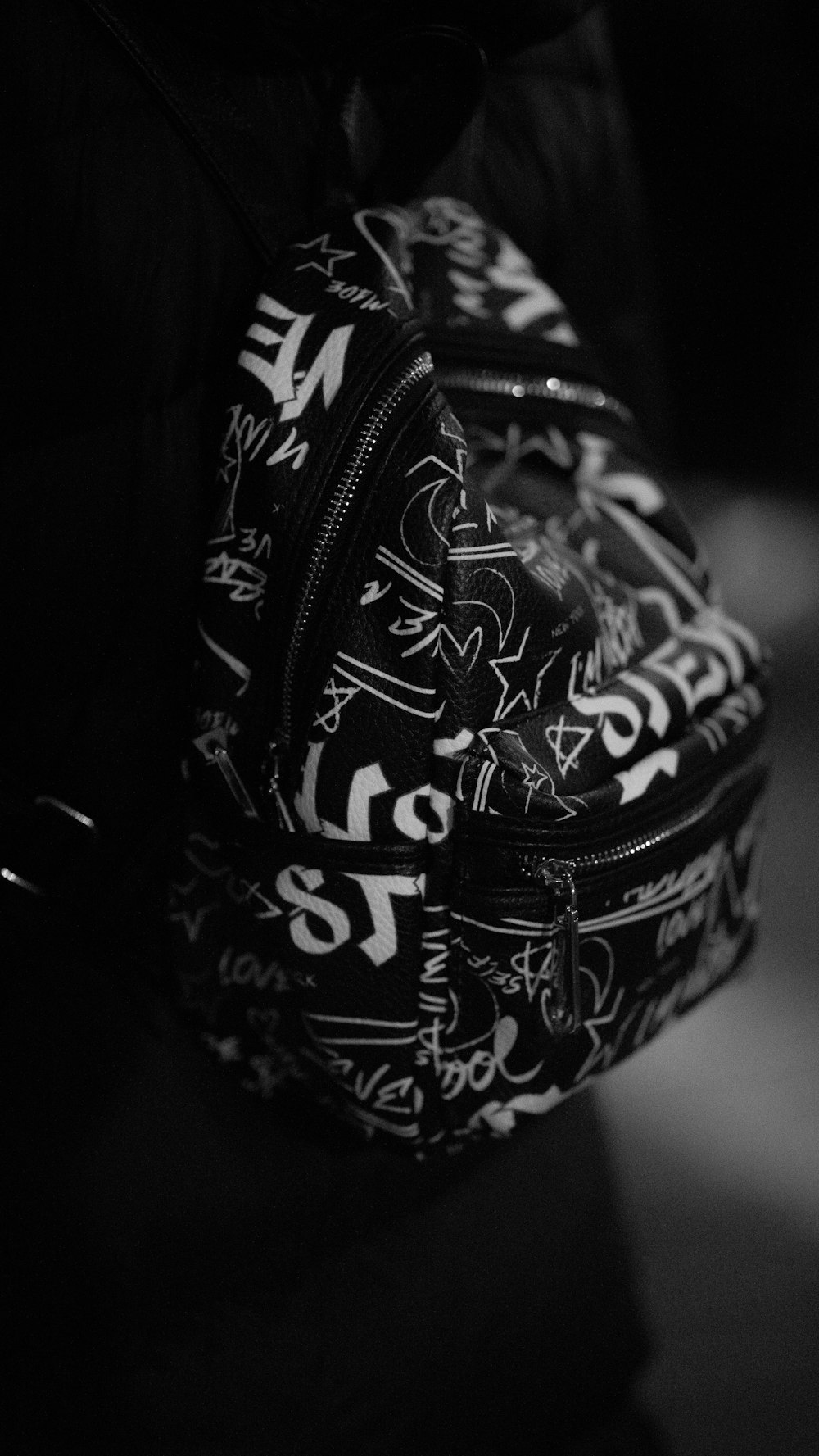 a black and white photo of a backpack
