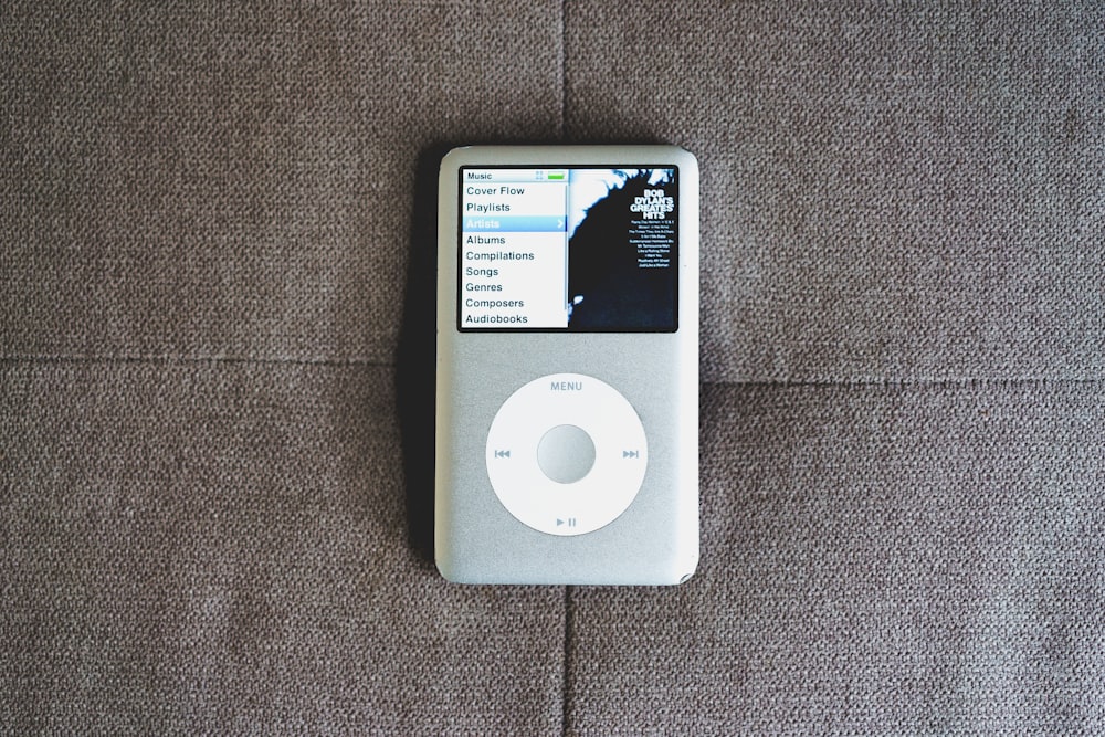 Un iPod sentado encima de un sofá