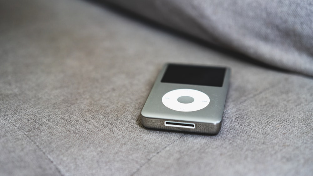 Gros plan d’un iPod sur un canapé