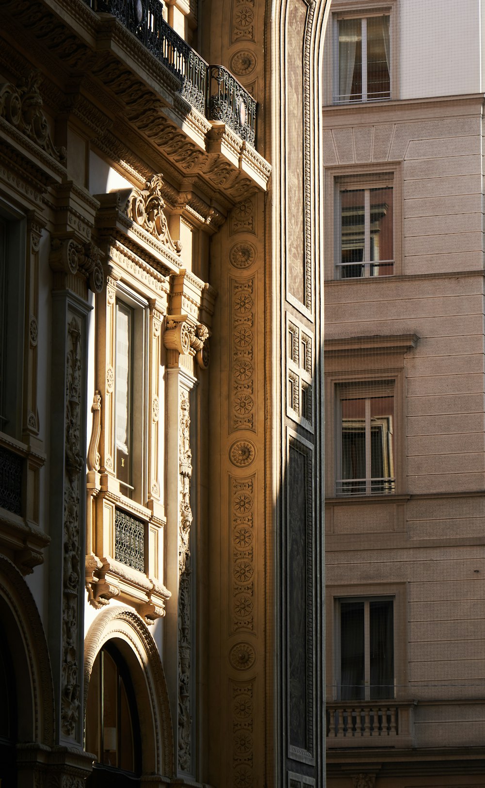 un edificio con un orologio sulla parte anteriore