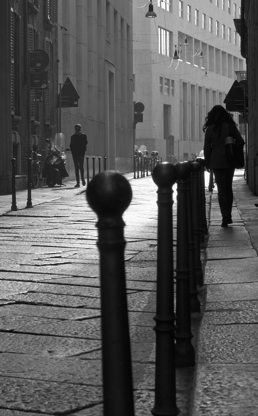 a black and white photo of a city street