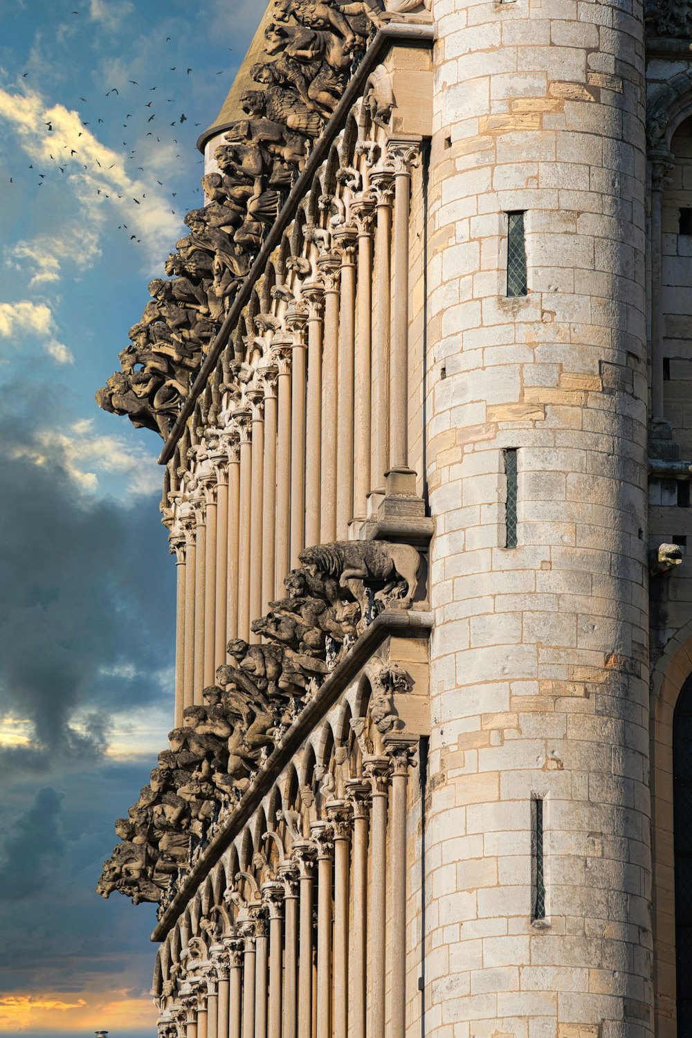 Un edificio molto alto con un orologio sul lato