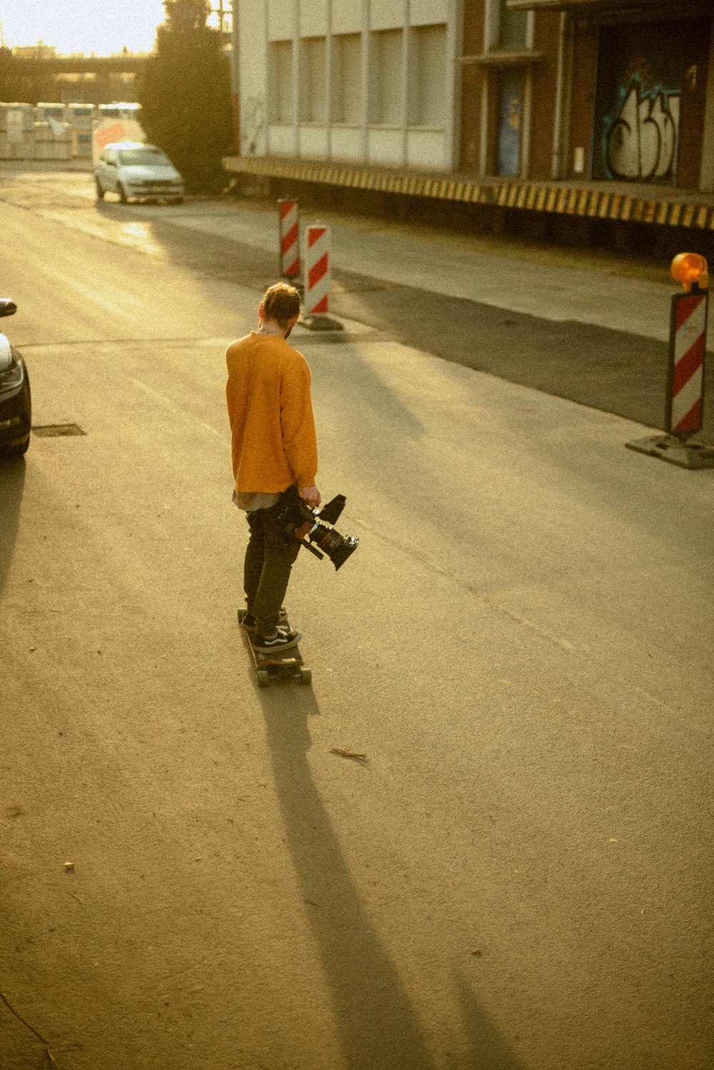 Un giovane che cavalca uno skateboard lungo una strada