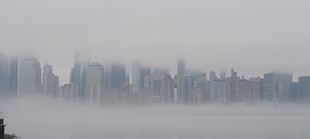 Un paesaggio urbano nebbioso con grattacieli sullo sfondo