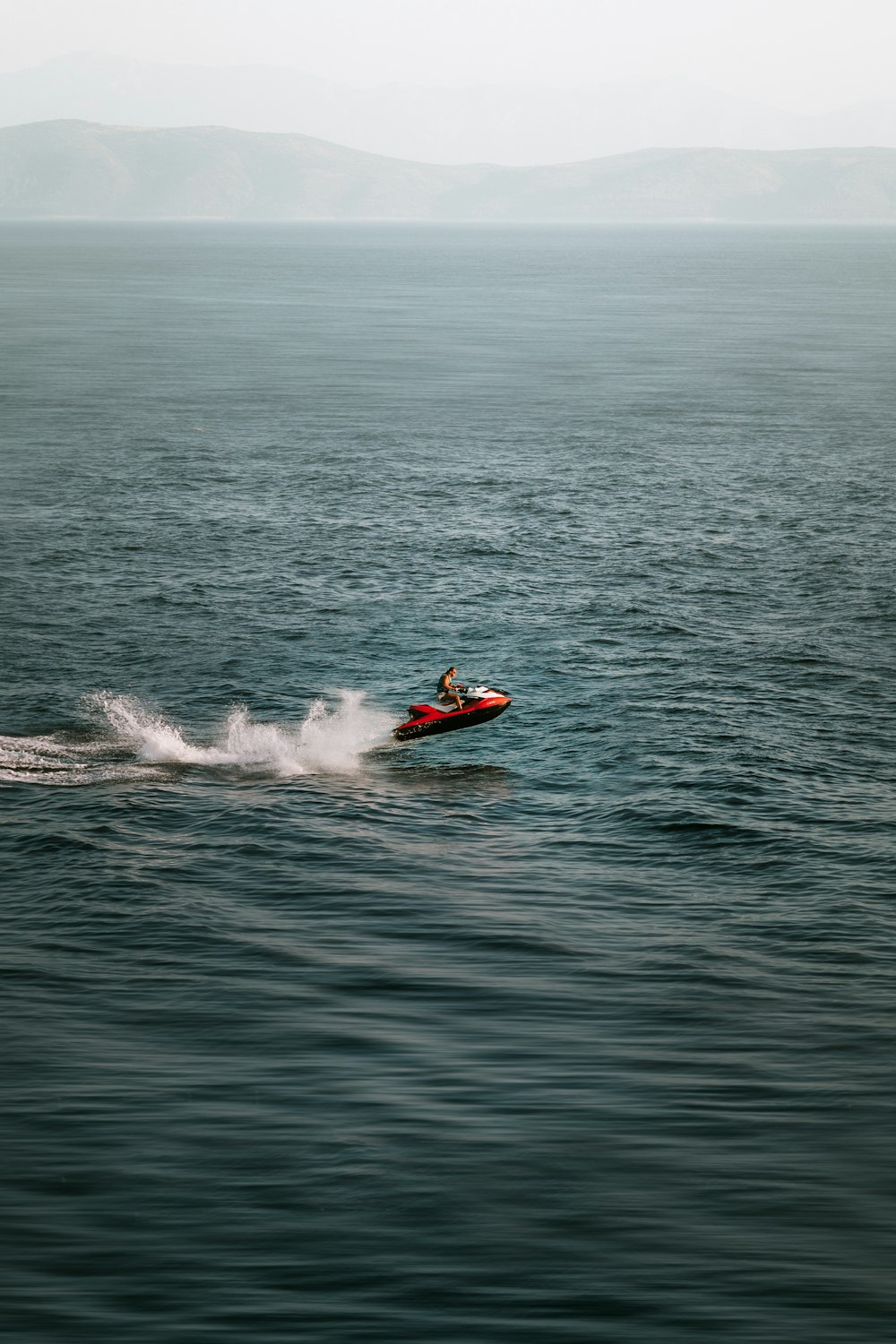 Una persona su una moto d'acqua in mezzo all'oceano
