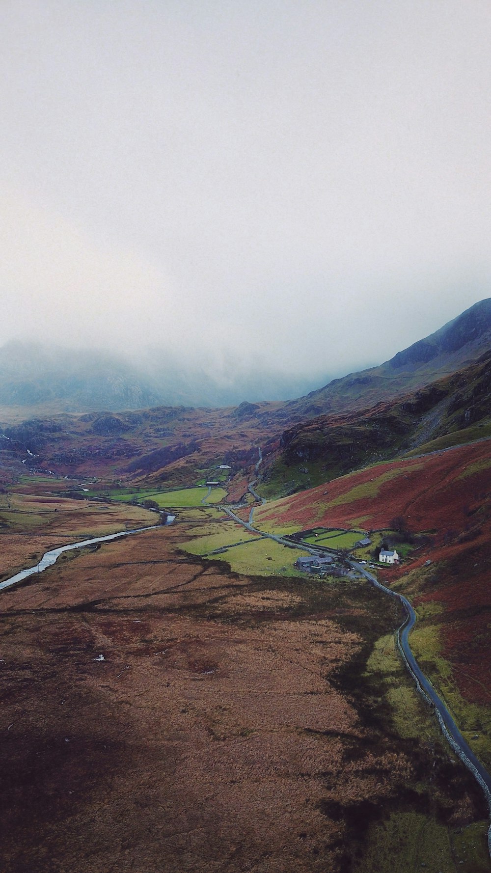 une vue aérienne d’une vallée traversée par une rivière