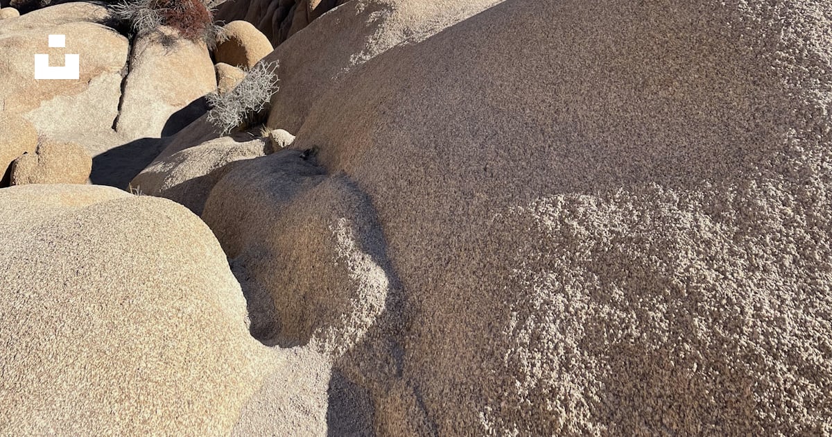 Foto zum Thema Eine Felsformation mitten in der Wüste Kostenloses