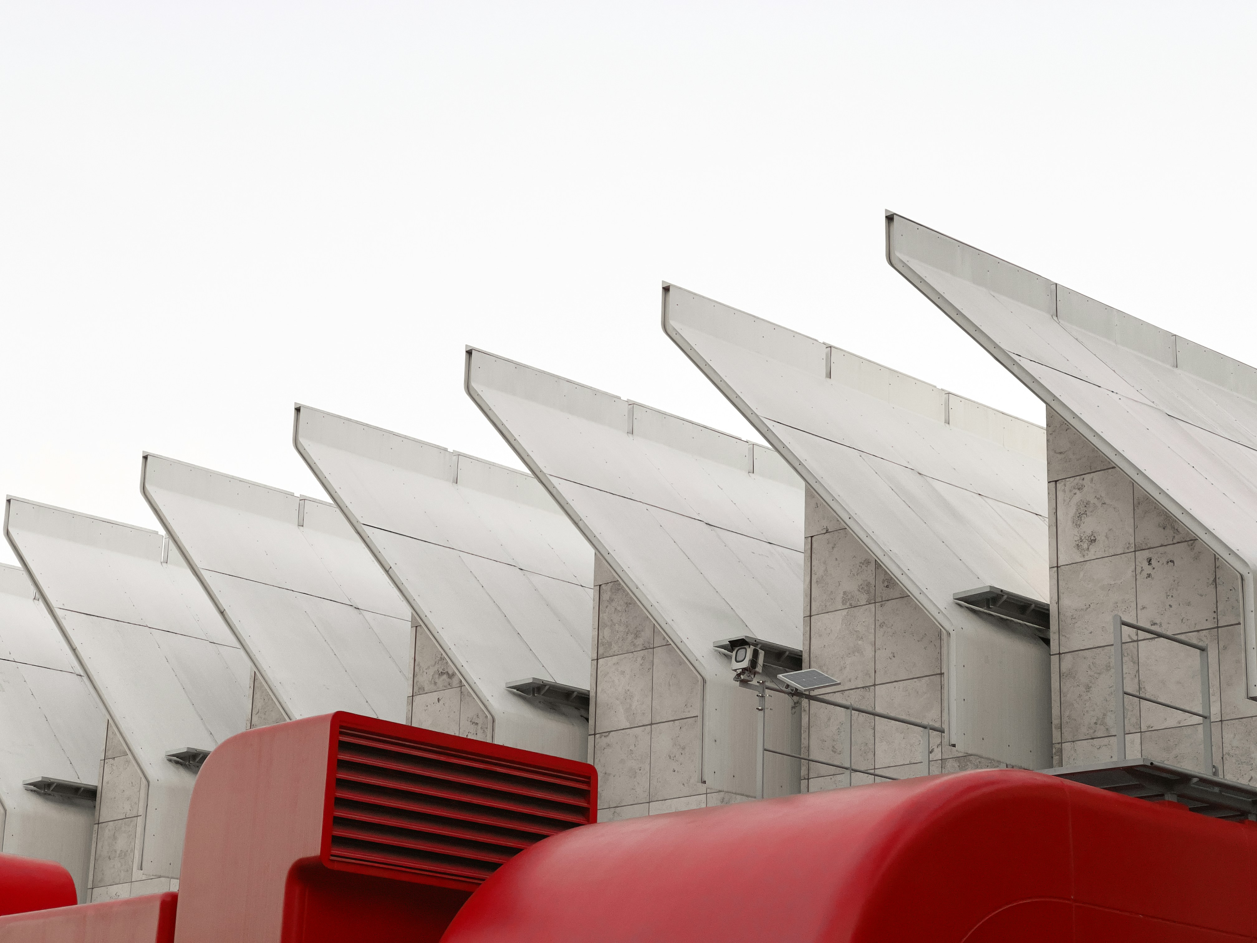 eine Reihe roter und weißer Gebäude nebeneinander