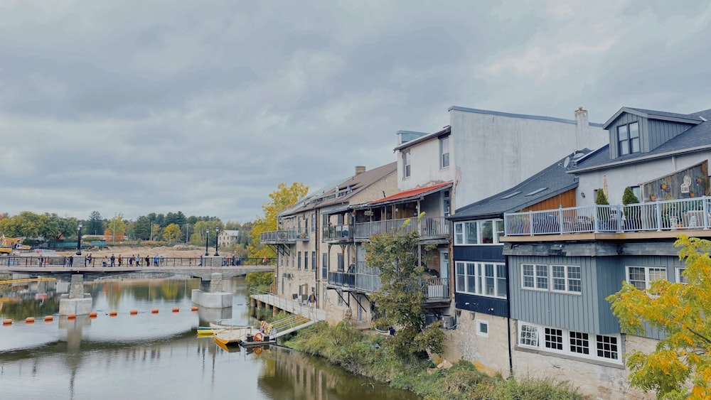 Ein Fluss, der durch eine Stadt fließt, neben hohen Gebäuden