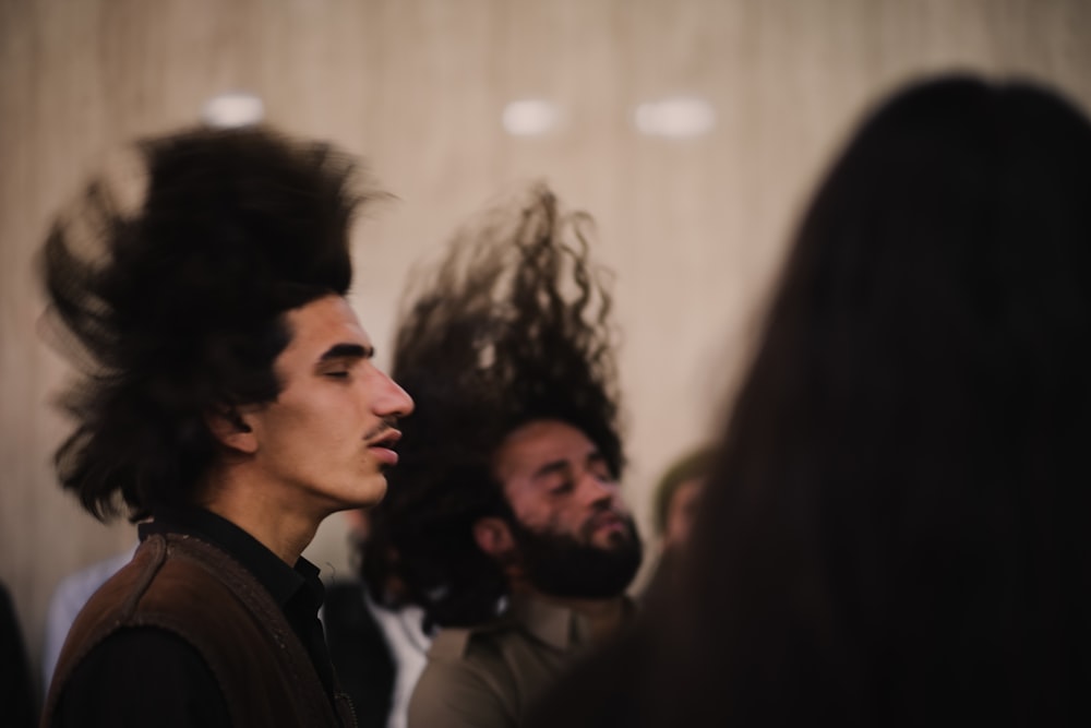 un homme aux cheveux longs debout à côté d’une femme