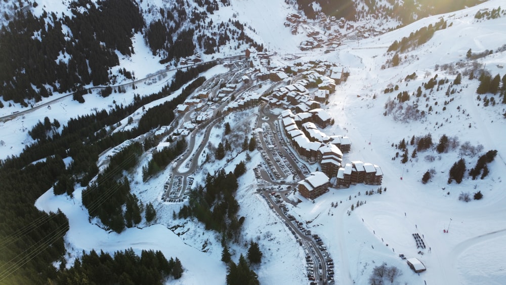 une vue aérienne d’une station de ski en montagne