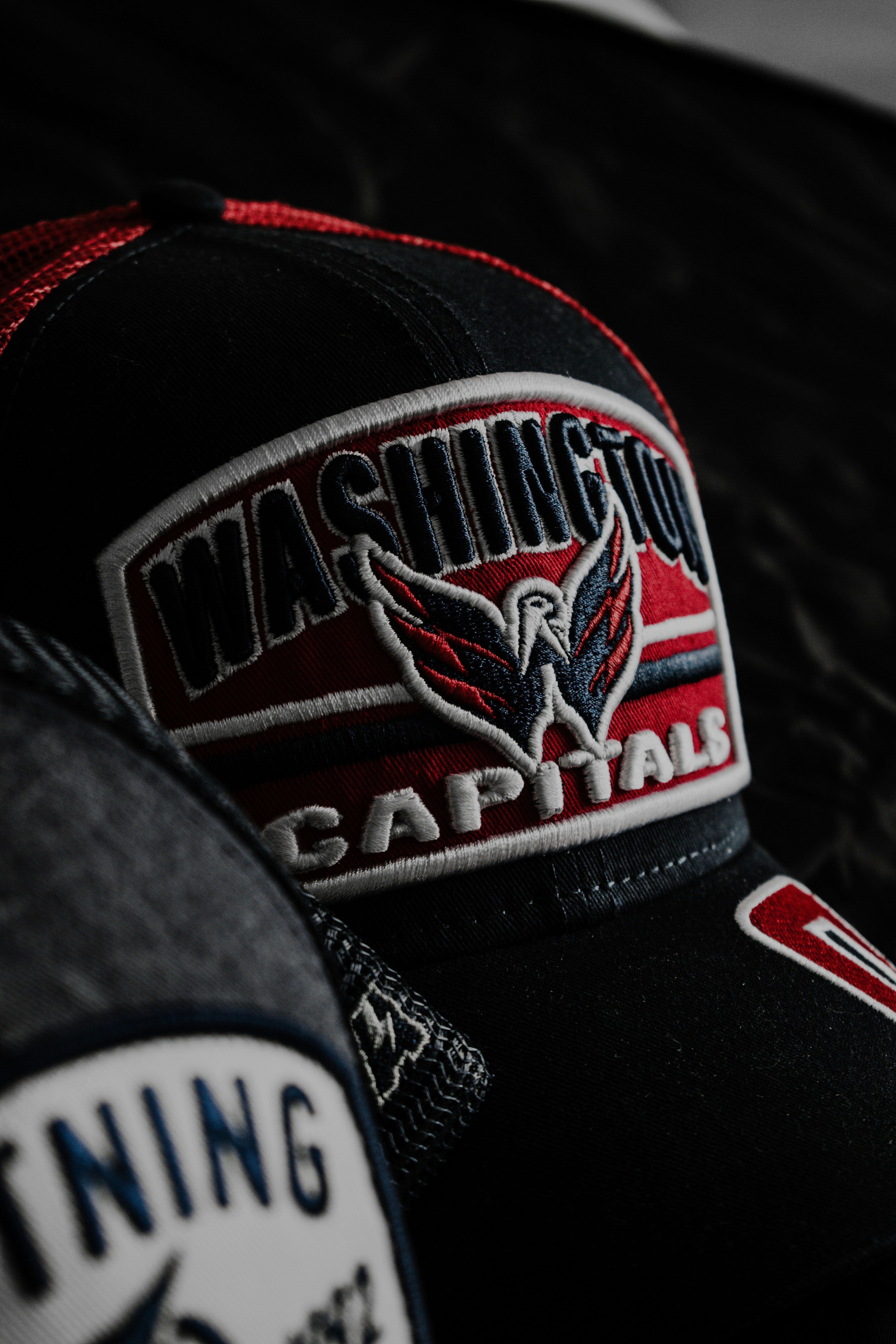 Eine Nahaufnahme von zwei Hüten auf einem Tisch