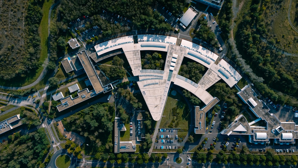 Una vista aérea de un edificio circular rodeado de árboles