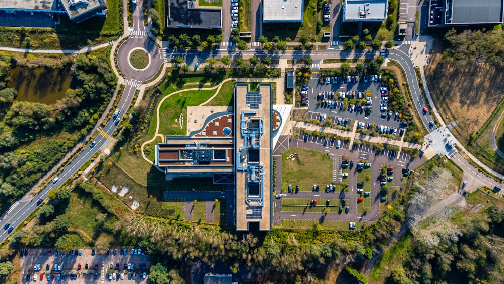 Una vista aérea de un estacionamiento y estacionamiento