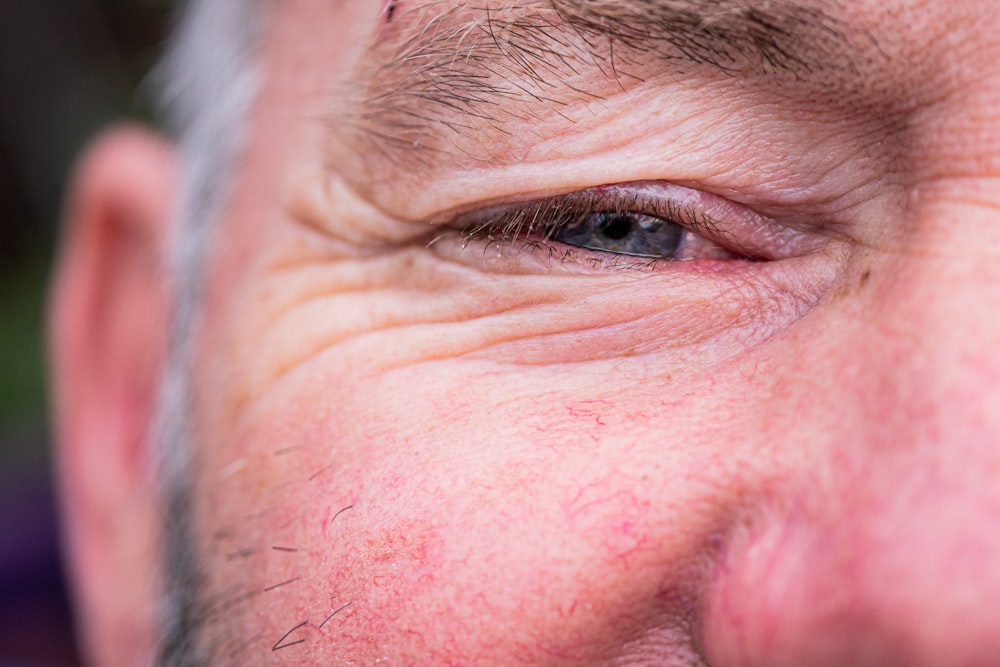 um close up do olho de um homem mais velho