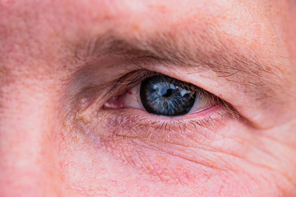 Un primer plano del ojo azul de un hombre