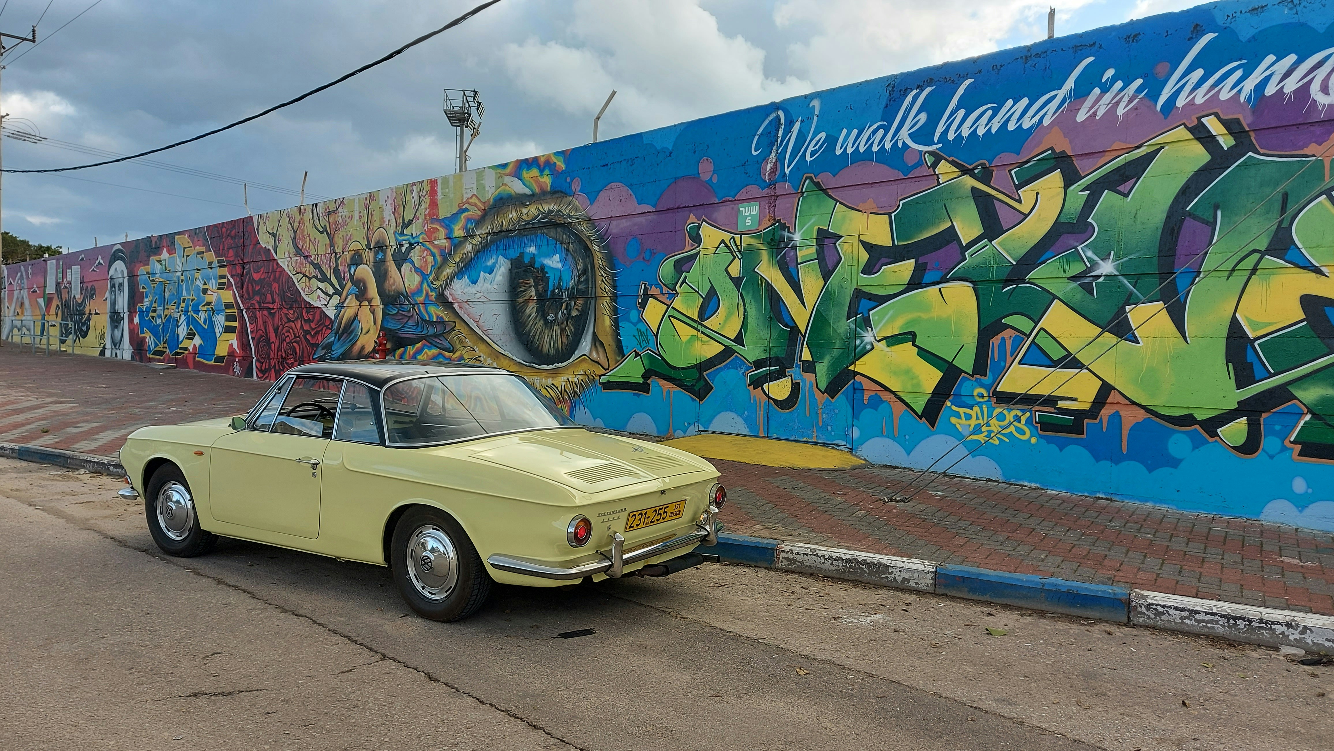 car wallpapers, dynamic island, vehicle backgrounds, automotive images, ilustrasi artikel Stunning Dynamic Island Compatible Car Wallpapers for Your Device 6