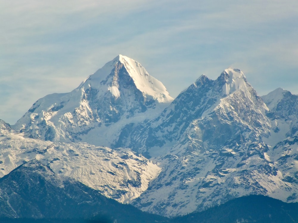 una cadena montañosa cubierta de nieve bajo un cielo azul
