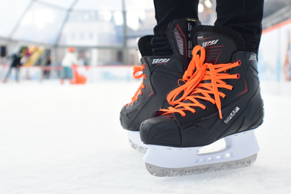 um close up dos pés de uma pessoa em um skate no gelo