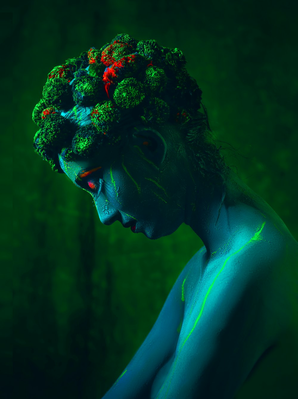 Un homme aux cheveux verts et roux et maquillé