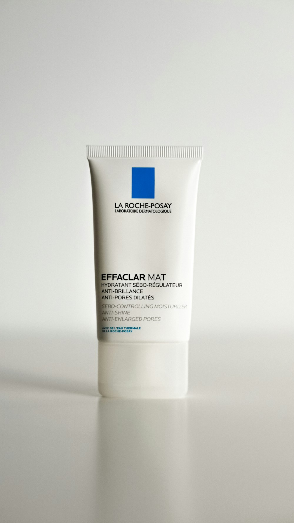 um tubo de la roche - chesteal effaclar tapete em um