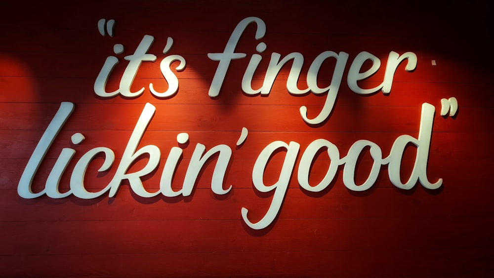 a neon sign that says it's finger lickin'good