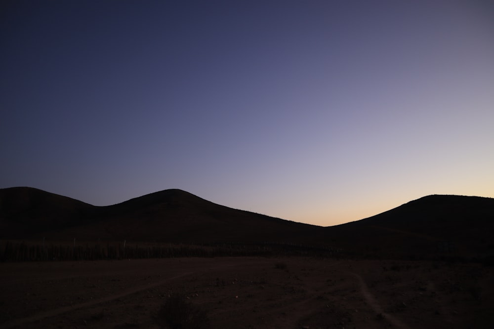 Le soleil se couche sur les collines du désert
