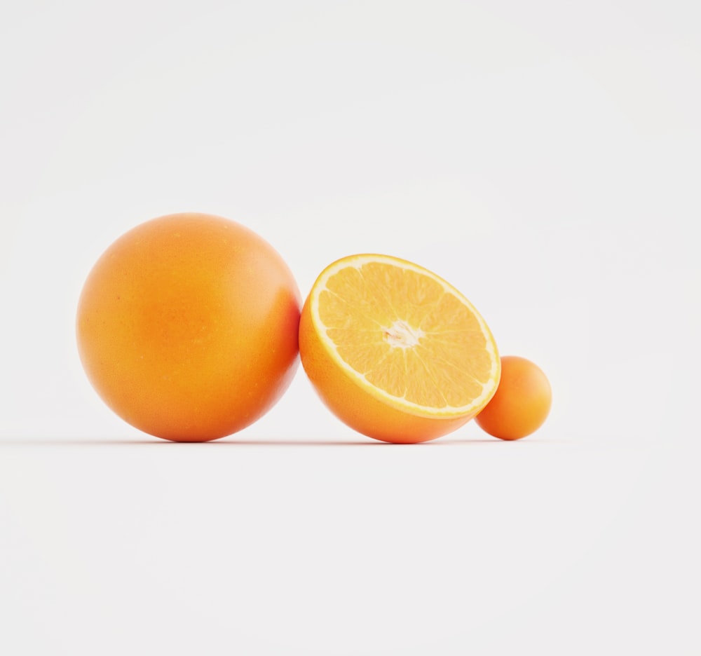 una naranja y media de una naranja sobre fondo blanco