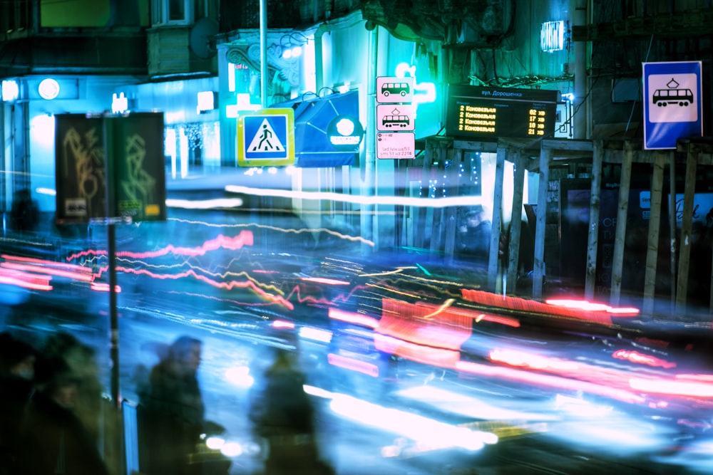 Ein verschwommenes Foto einer Stadtstraße bei Nacht