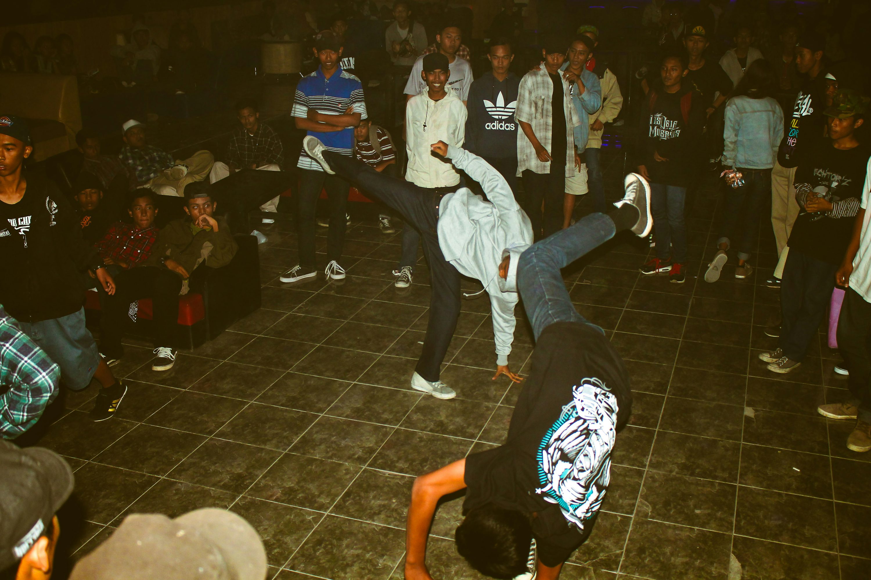 un groupe de personnes debout sur un sol carrelé
