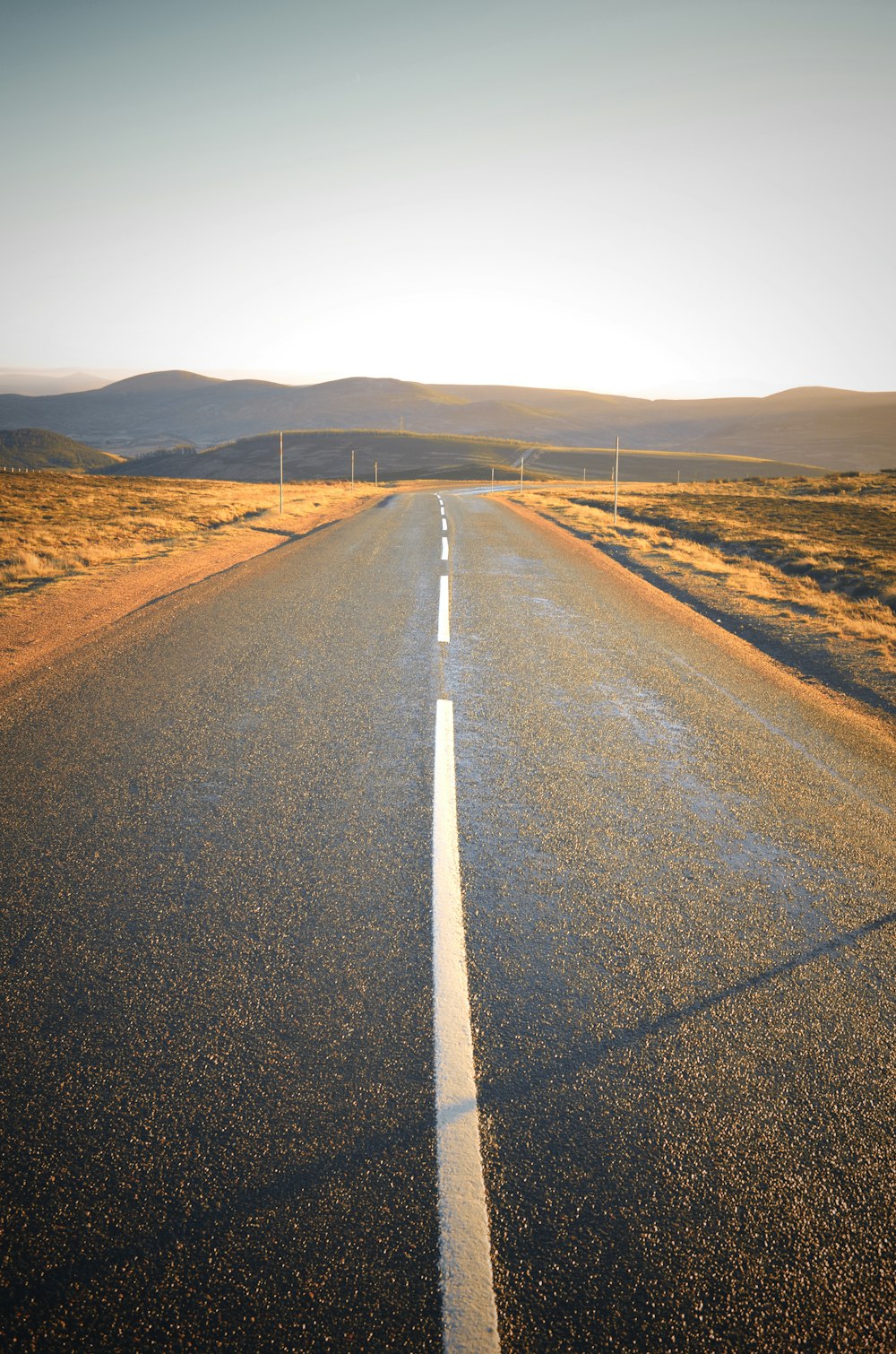 Un camino vacío en medio de la nada