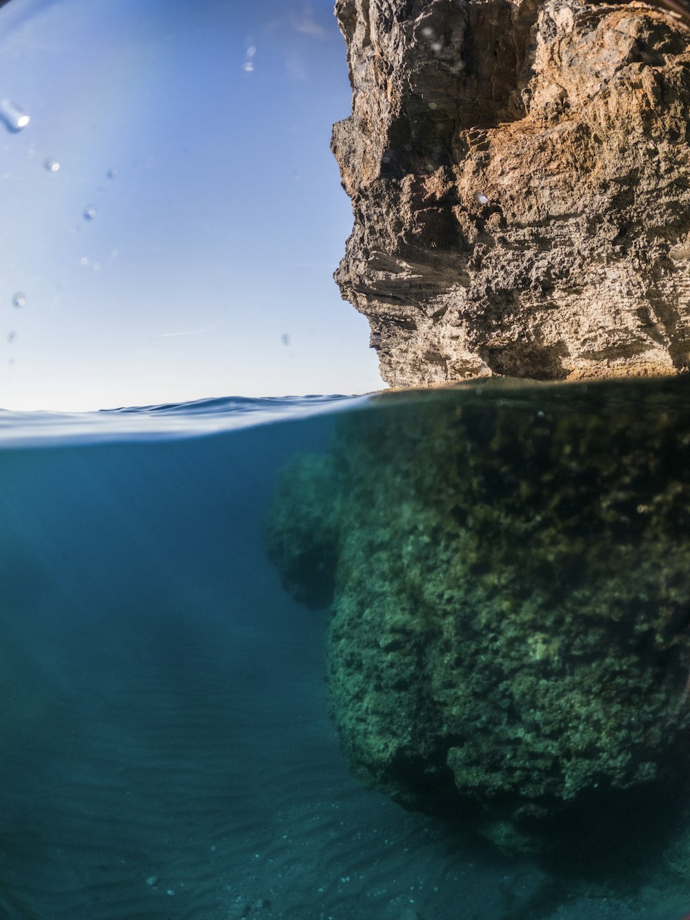 an underwater view of a rock formation in the ocean
