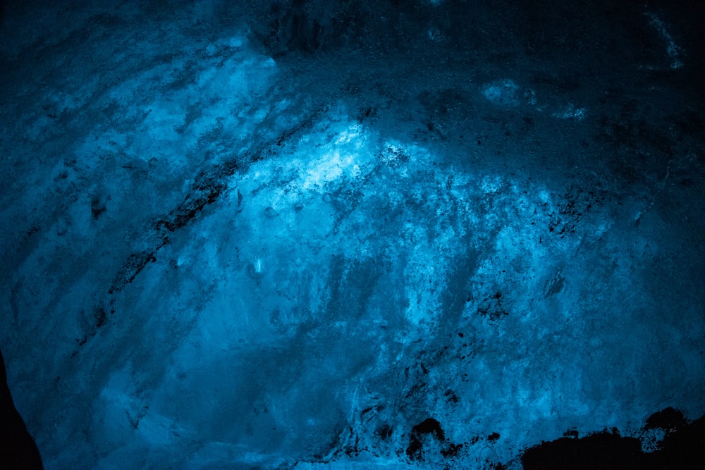 una cueva con una luz azul proveniente de ella