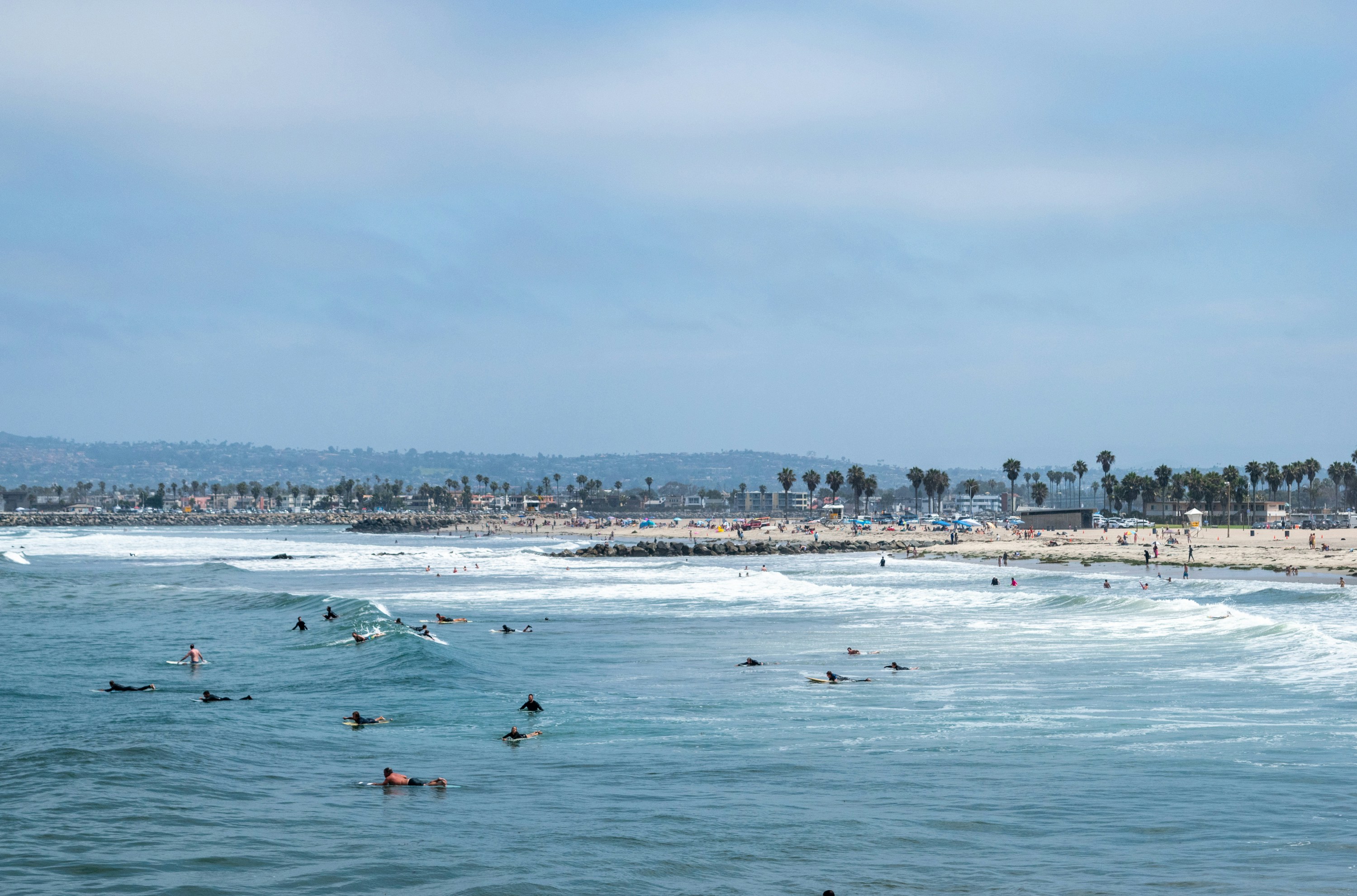 Un groupe de personnes nageant dans l’océan