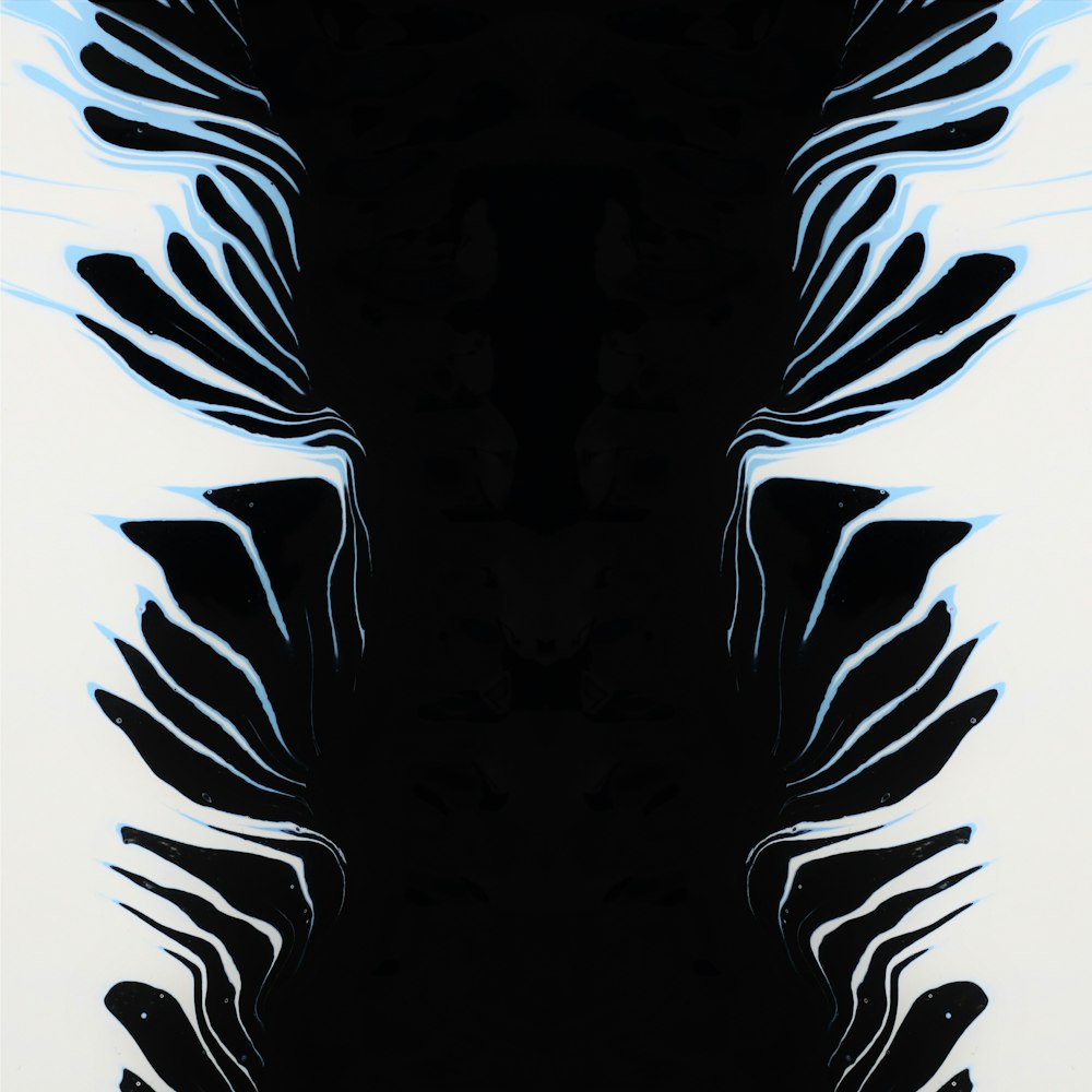 uma pintura abstrata em preto e branco com linhas azuis