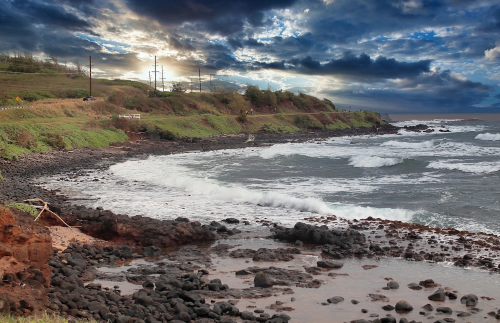 Una vista de una playa con olas rompiendo en la orilla