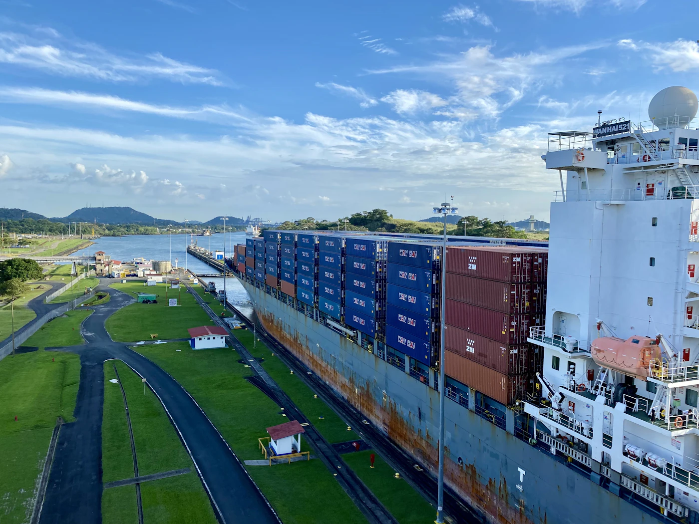 Buque de carga cruzando las esclusas de Miraflores en el Canal de Panamá
