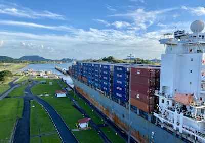 Panama Reisen Schiff im Panamakanal