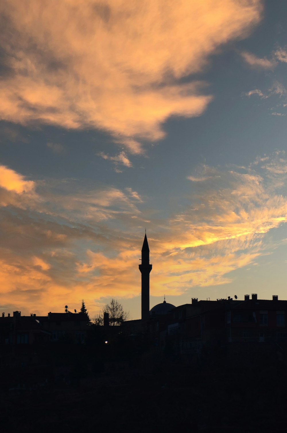 Una alta torre del reloj sentada bajo un cielo nublado